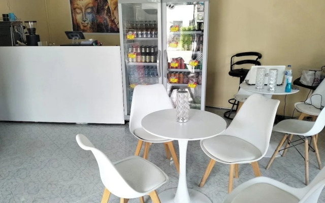 Island Hopperz Hostel Cafe Workspace Bud