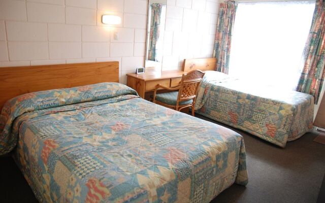 Manhattan Lodge Motel