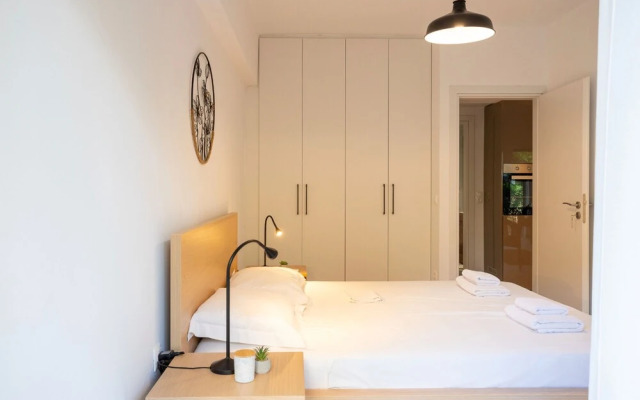 Renovated 2-bedroom Apt Near the Athenian Coast