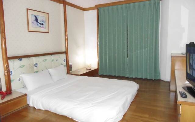 Modern Plaza Hotel