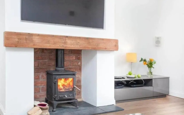 HONEYBROOK - Cosey detached home, modern, spacious