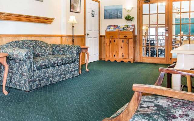Quality Inn & Suites Mackinaw City Beachfront