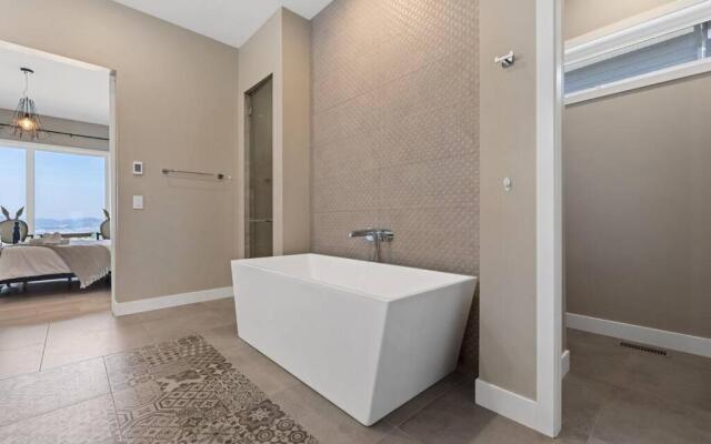 Newly Modern House w/ urban landscape of Kelowna!！