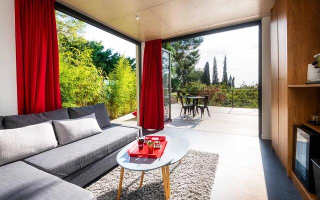 The Address Cassis