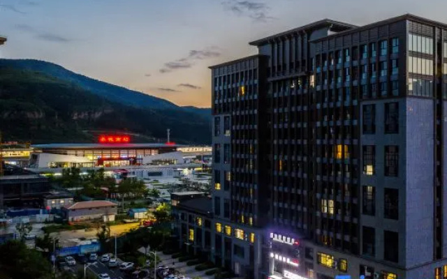 Shengyi Light Luxury Hotel (Chengde South Station Store)