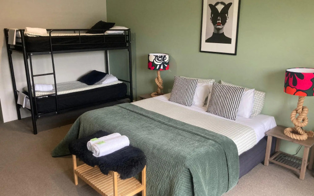 Sow and Piglets Guesthouse - Hostel