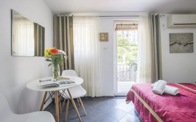 Chic Studio Flat With Balcony Near Beach in Tivat
