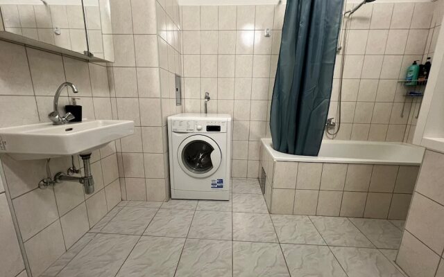 Affordable 3BR shared Apt. near Meidling