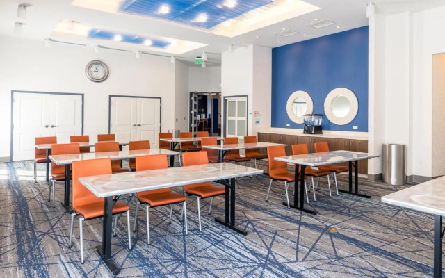 Holiday Inn Express & Suites Louisville Downtown by IHG