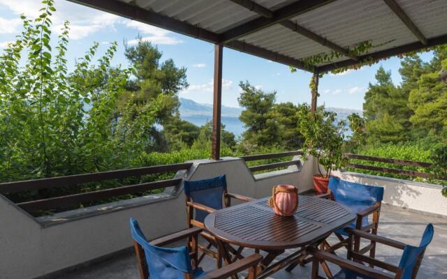 ILIOCHARI sea view apartments Oropos - Kalamos