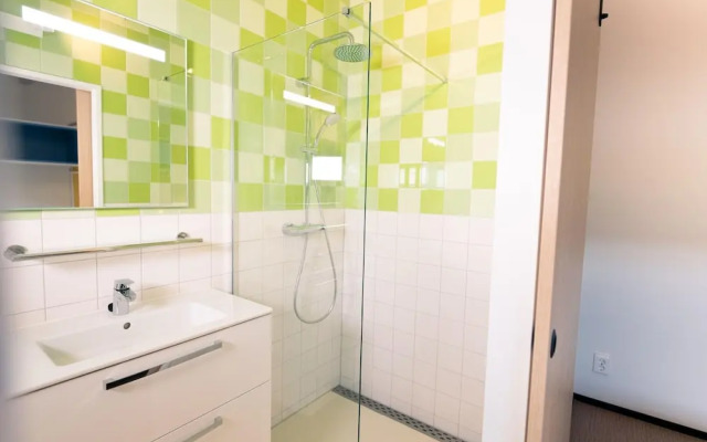 Luxury Lodge, 2 Bathrooms, Near the Sea