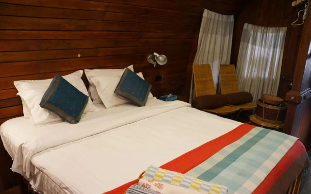 Soma Houseboat
