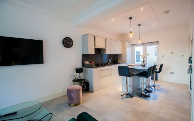 Surbiton Luxury Garden House 19A