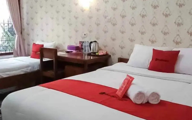 RedDoorz Plus @ Alun Alun Nganjuk