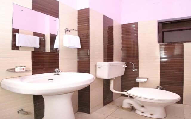 OYO 11886 Hotel Crystal