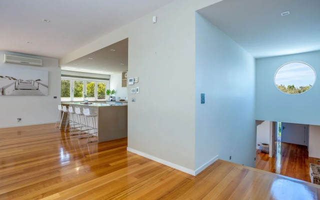 The Sanctuary: Stunning. Hot tub spa + Linen