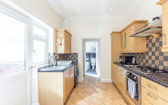 Spacious 4 Bed Apartment Near Tooting Gardens