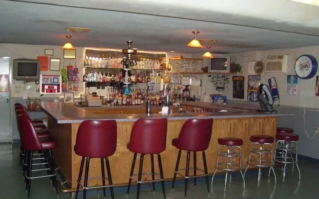 Hillcrest Hotel and Lounge