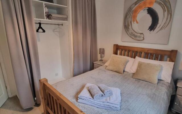 Spacious one bedroom apartment with private garden