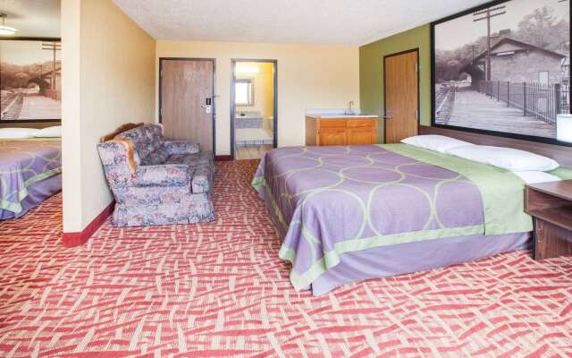 Super 8 by Wyndham Van Buren/Ft. Smith Area