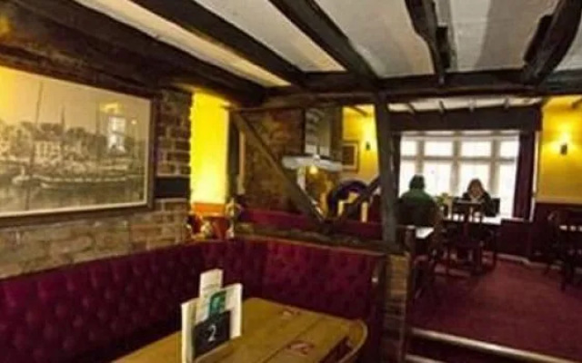 Crossways Inn