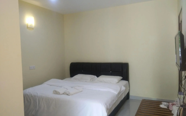 Penarak Bamboo Beach Motel