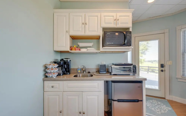 4 Mi to German Village: Studio w/ Hot Tub!