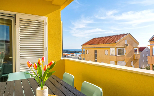 Ocean blue modern apartment for 8