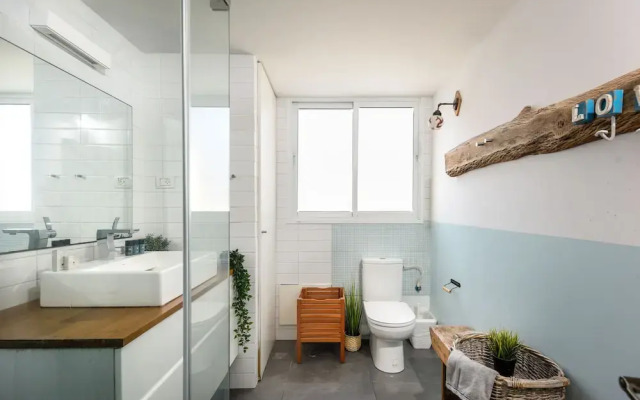 Modern Loft Retreat with Rooftop by Sea N Rent