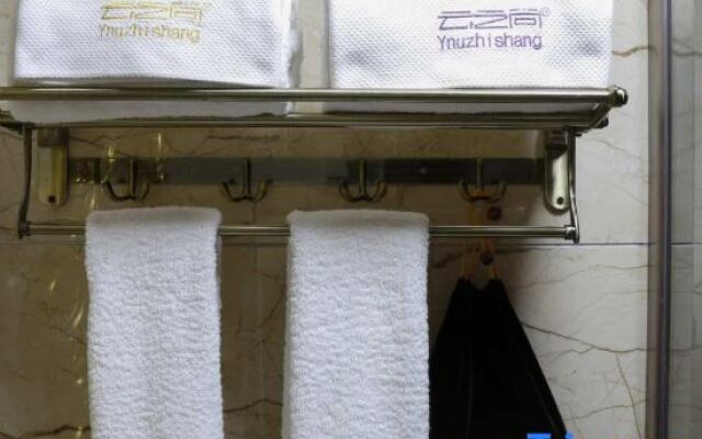 CLOUDS Hotel (Luoping Margaret)