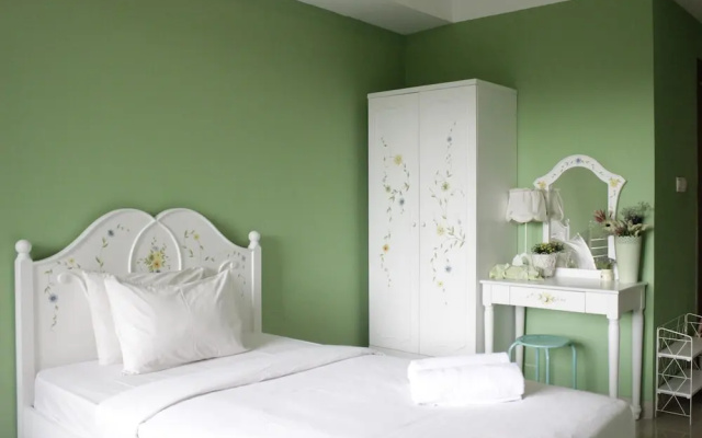Stylish & Comfortable Studio at Beverly Dago Apartment – Guest Rooms – Bandung