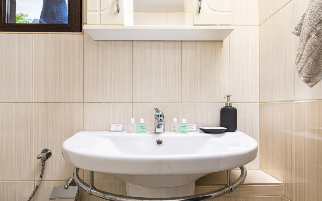 Peaceful Riverside Studio with Garage & private Patio Garden Center