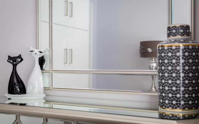 Sophisticated modern 2-bed 2-bath on Cromwell rd