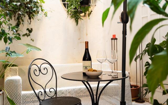 Chic And Style In Historical Via Giulia