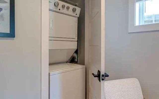 Mesmerize Melrose - Mins to Broadway - 2 Bedrooms