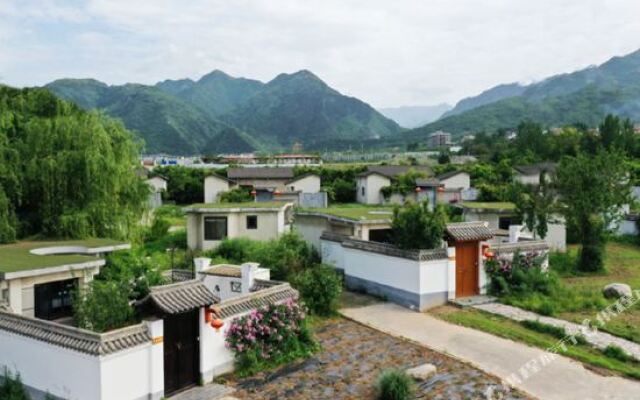 Scenery Retreats (Qinling Mount Taibai Hot Spring Retreat)