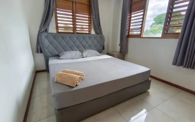 Exquisite 3-Bedroom Unit With Free Parking.