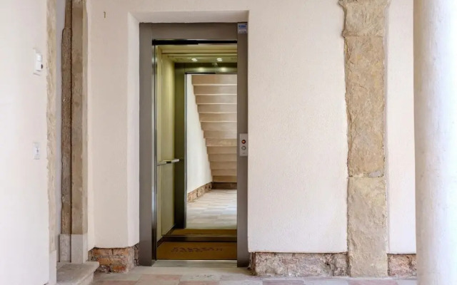 Venice Canal Palazzo Gracious and Modern 3 Bedroom Apartment