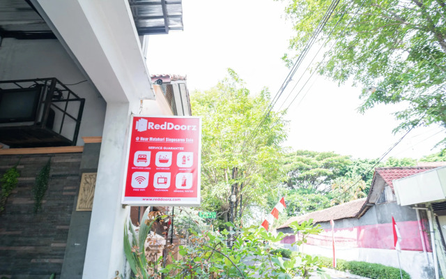 RedDoorz near Matahari Singosaren Solo