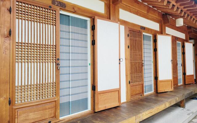 Jeonju Hanok Maeul Deoksugoong