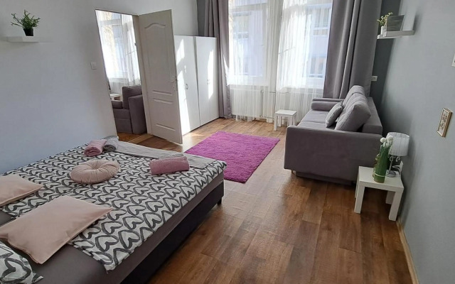 Sweet 16 Apartment in the Party District