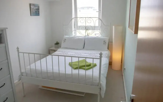 2 Bedroom Flat With Views of Castle