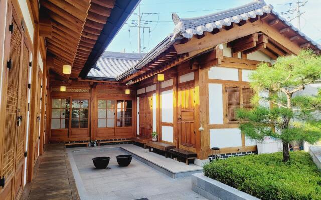 Jeonju Hanok Maeul Deoksugoong