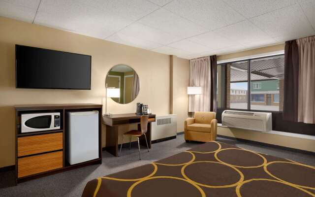 Super 8 by Wyndham Hearst ON