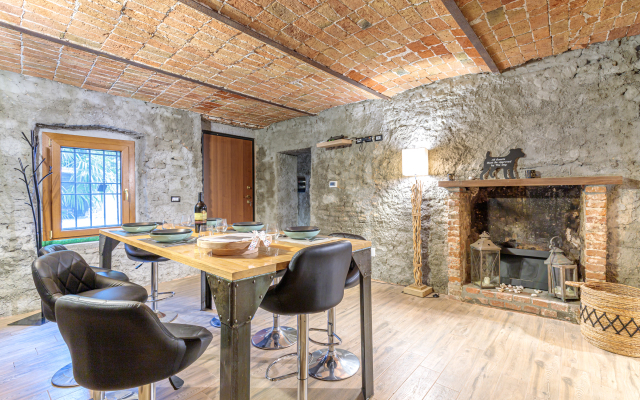 Cascina Liebe with sauna among vineyards