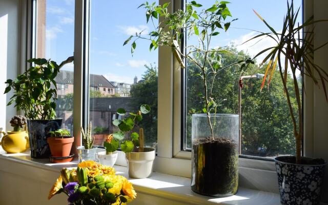 Colourful 2 Bedrooms Apartment Near Leith Walk