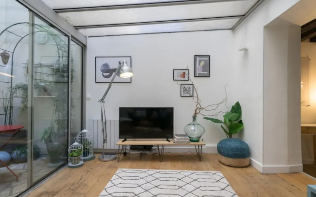 Chic Apartment With Patio - 2br/6p - Le Marais