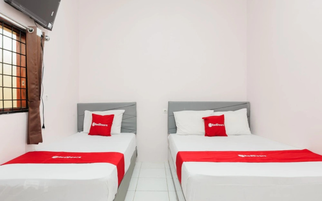 RedDoorz @ Terus Manis Suryakencana – Guest Rooms – Bogor