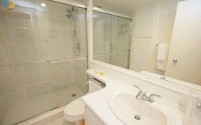 Alexander 919 2 Bedroom Apts by RedAwning