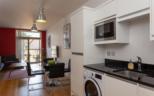 2 Bedroom Apartment in West Hampstead With Balcony